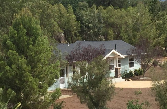 6 Acre Private Pet Friendly 2 bedroom home w mountain views, quiet surroundings.