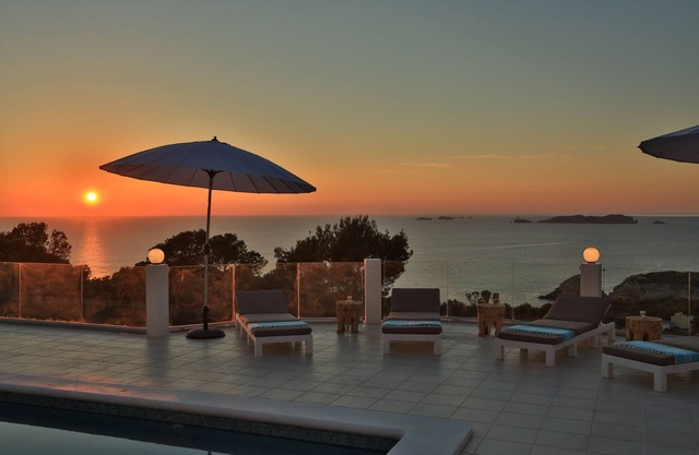 6 bedroom property with stunning sunset views!