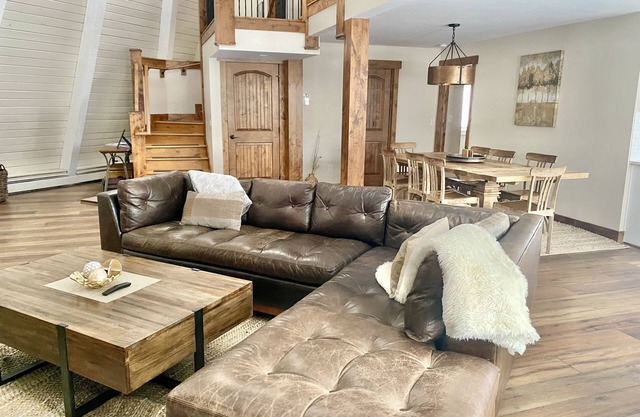6 bedroom modern West Vail Home w/2 large decks, 300 yds from Vail free shuttle