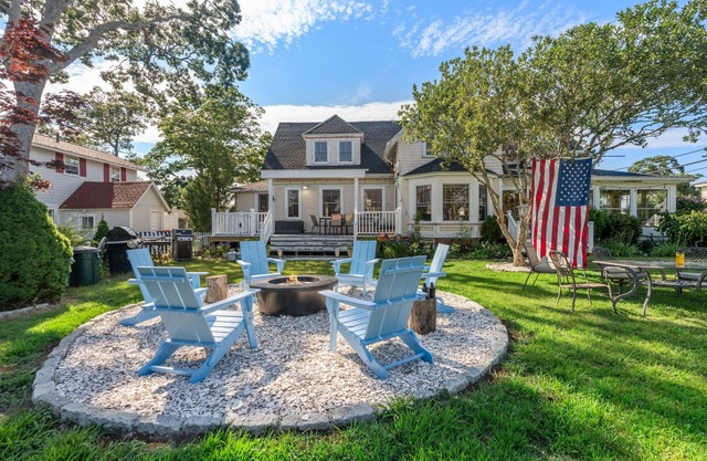 6-bedroom Oasis house in Onset w/HUGE backyard, Firepit, Wifi, & work desk