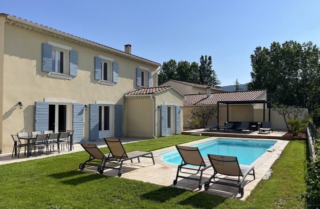 6-bedroom villa with pool and vineyard views