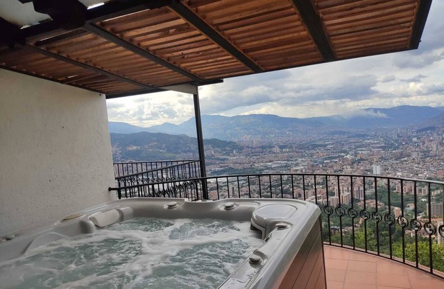 6 Bedroom Villa, Heated Pool, GYM, Stunning City View, BACHELOR PARTY FRIENDLY.
