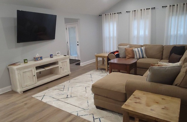 6 bedrooms! Pool Table, Gaming Area, Firepit & More