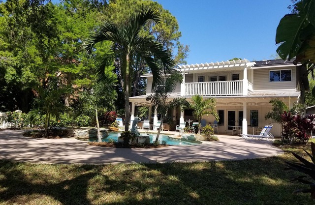 6 Bedrooms - Waterfront,pool, dock, great for families. Big yard, lots of room.