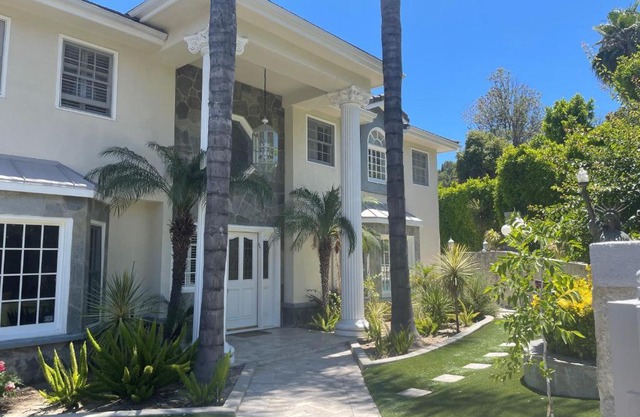 6 beds and 6 baths home at Tarzana LA