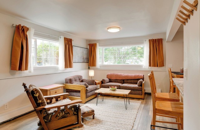 6 Mi to Dtwn: Bright & Airy Anchorage Getaway!