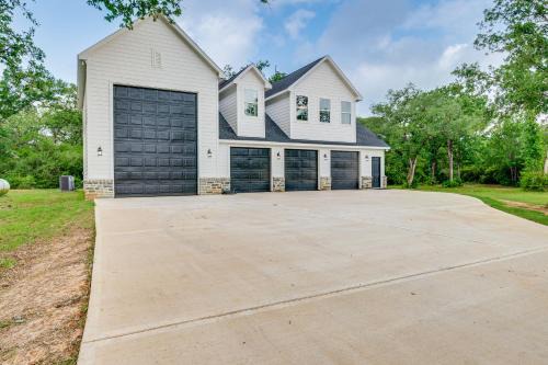 6 Mi to Lake Somerville Barndominium on 20 Acres