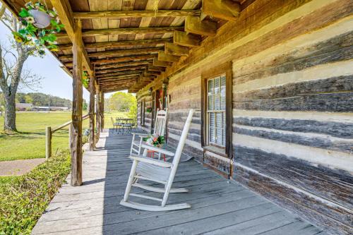 6 Mi to Scottsboro Apt with Furnished Porch