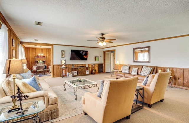 6 Mi to Scottsboro: Pet-Friendly Cabin Apt
