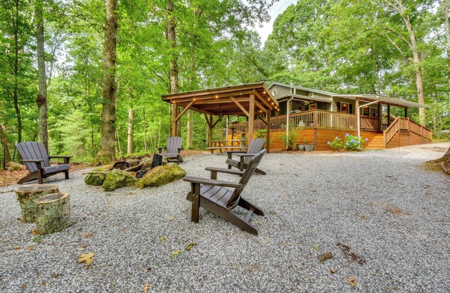 6 Miles to Helen: Cabin w/Hot Tub & Views!
