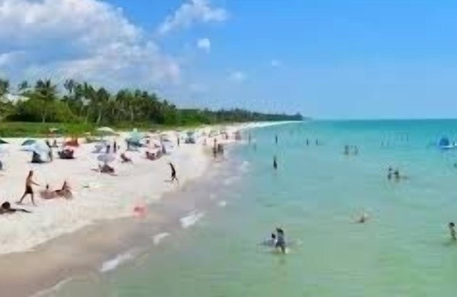 6 minutes from the beach 3 bedroom 2 bath walking distance to Publix&restaurants