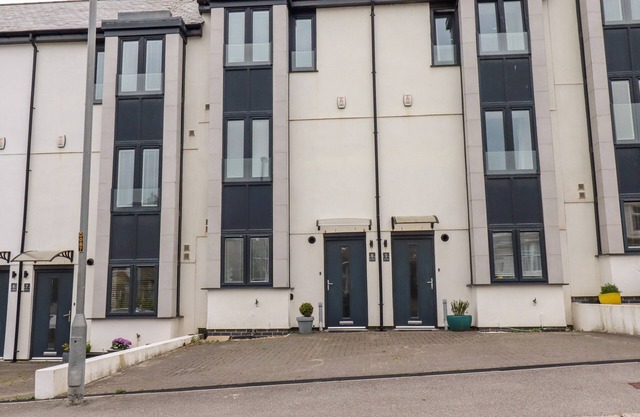 6 OCEAN HEIGHTS, pet friendly, country holiday cottage in Newquay