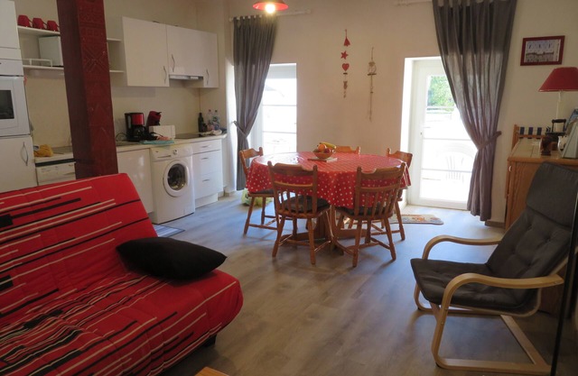 6-person apartment, 2 bedrooms, parking, close to cable car and town center