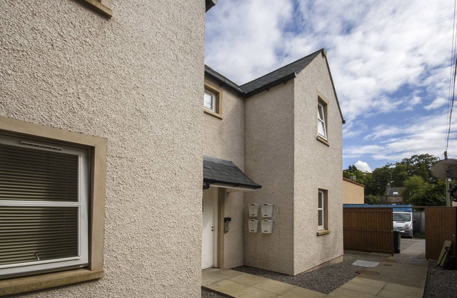 6 Varis Apartments