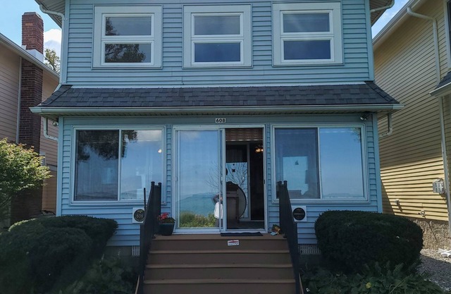 608 Lakefront Beautiful Lakefront Cottage Right on the Lake Path!