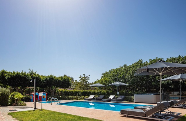 60m2 Heated pool, hot tub, large garden, 2.5 km from the beach!