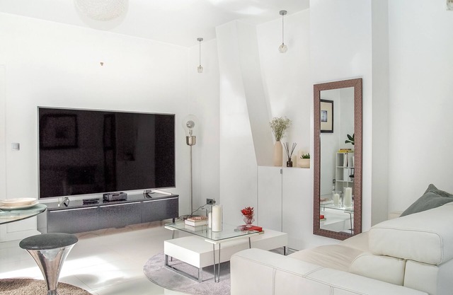 645sqft 1BR/1BA Golden Triangle Apt. – Montaigne/George V