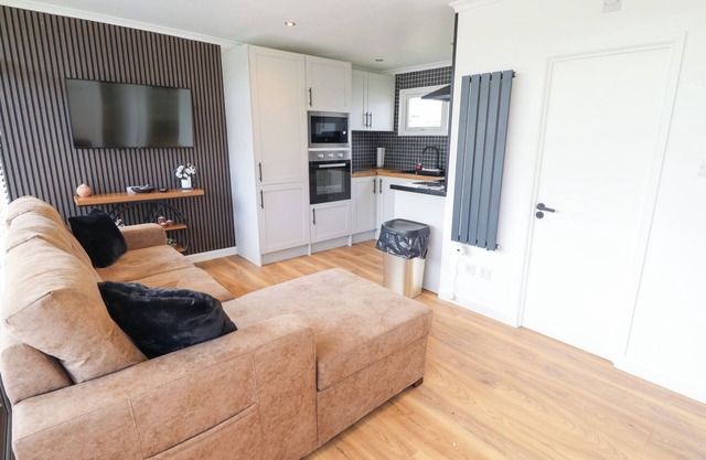 66 CHERRY PARK, pet friendly, with a garden in Chapel St Leonards