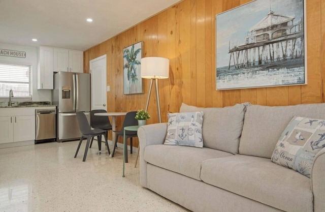 6A New! Renovated 1/1 at Coastal Cottages!