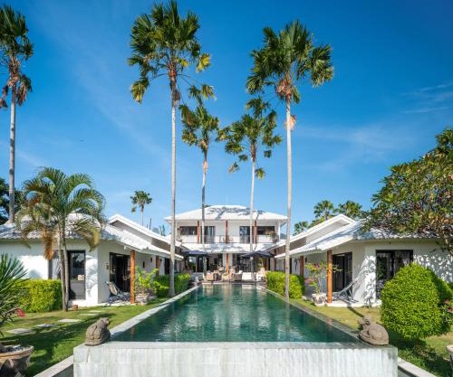 6BR Canggu: Chef, Lap Pool, BBQ,Near Beach & Finns