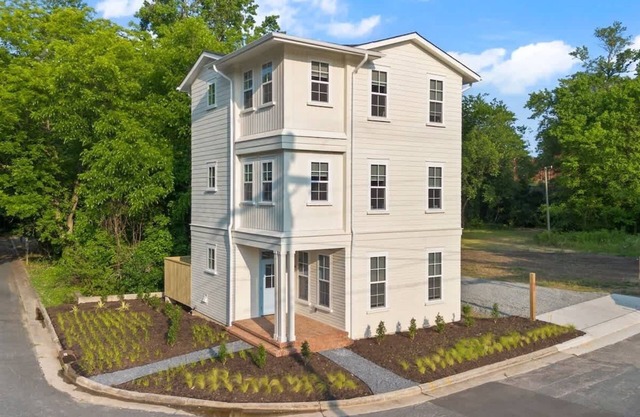 6BR Urban Retreat w/Deck, Near Downtown Durham