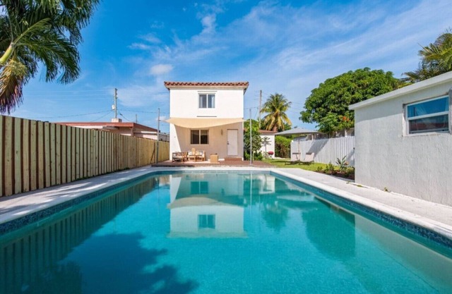 6BR Villa w/Pool, King Beds & Top Amenities!
