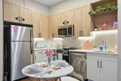 6min to Domain,12min DT Studio with Pool and Free Parking