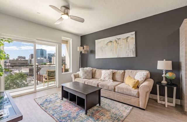 6th floor Luxury Apt.- King Bed Pool Prkng Gym NEW