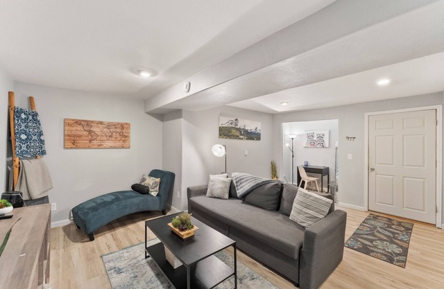 7/31- 8/2 now available Updated 2br Minutes from downtown- backyard & Firepitsnn