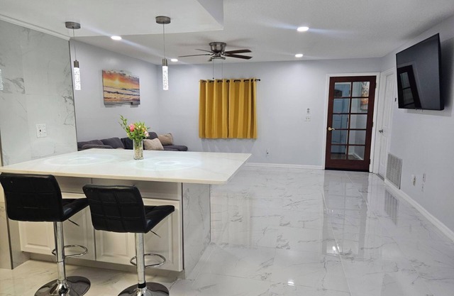 7.3miles to Airport + 20miles to Disney + 8.2miles to DT!