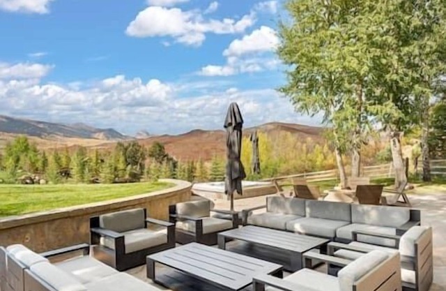7/8 Stunning Home, Hot Tub-Gym-Wine Room-FirePit!