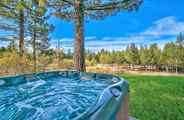 7 Acre Estate, Arcade, Pool Table, Gourmet Kitchen, Grill, Spa +5mins to Beach – The Glenwood