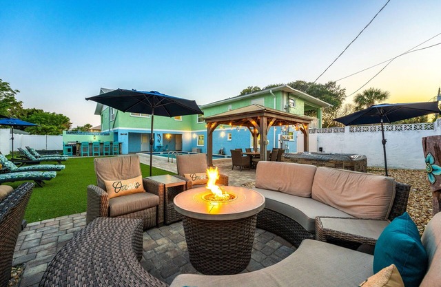 7 bd 7 bth Slps 30! 3 kitchens! Pool, Sauna, Beach, Hot tubs, Game Rm, Golf Cart