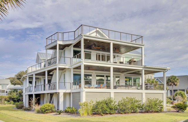 7 Beachwood East by AvantStay | Ocean Views, Hot Tub, 7BDR