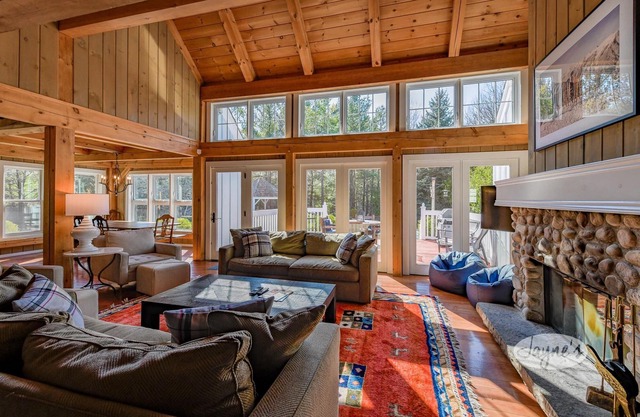 7 bedroom, 4 bath Chalet in Collingwood, Saltwater Pool! 5 Min to Blue Mountain