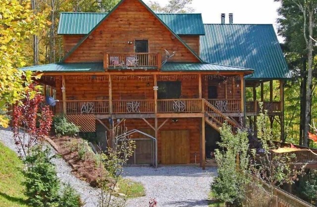 7 Bedroom 5.5 Bath Stunning Luxury Log, Reunions & Weddings Welcomed