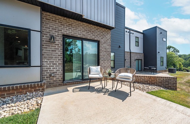 7 Hills Haven cozy 3-bedroom townhome in Lynchburg, AC, free Wi-Fi and parking.