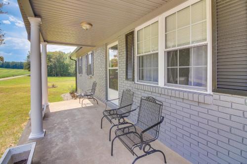 7 Mi to Barren River Lake Quiet Getaway with Yard!