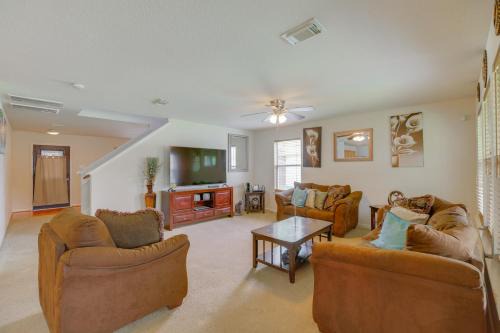 7 Mi to Downtown Baytown Spacious Home with Yard