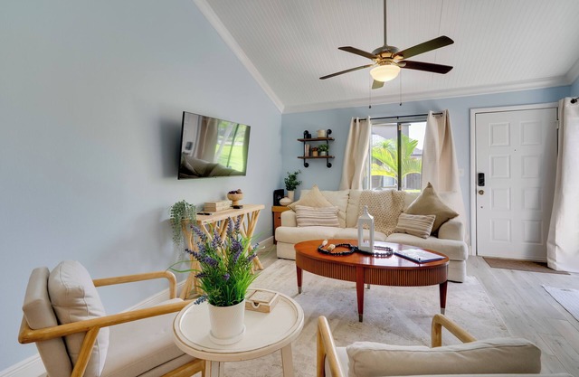 7 Mi to River District & Beach: Fort Myers Retreat
