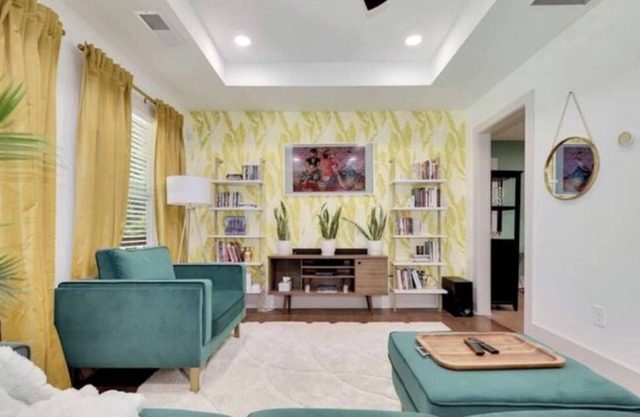 7 min from Airport Hidden Gem w/Porch and Patio