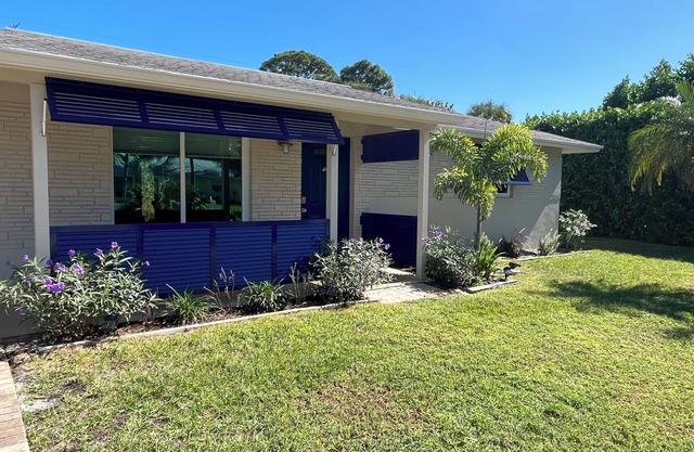 7 mins from Beach, 3 bedroom 2 bath house in delightful Jupiter with WiFi, AC.