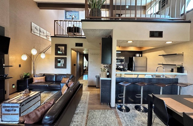 7 Mins to Lake Tahoe Beaches, 3 Mins to Heavenly Ski Slopes! Breathtaking Views!