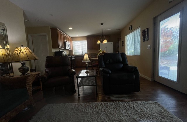 7 minutes to grocery and wine country - 1 bed/1bath w/laundry and full kitchen.