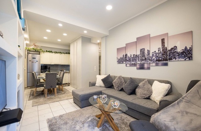 7 minutes to the Liston Square!Cozy apartment but mostly pet-friendly!