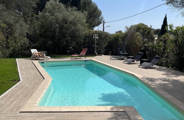 70 m2 house with swimming pool in a green setting