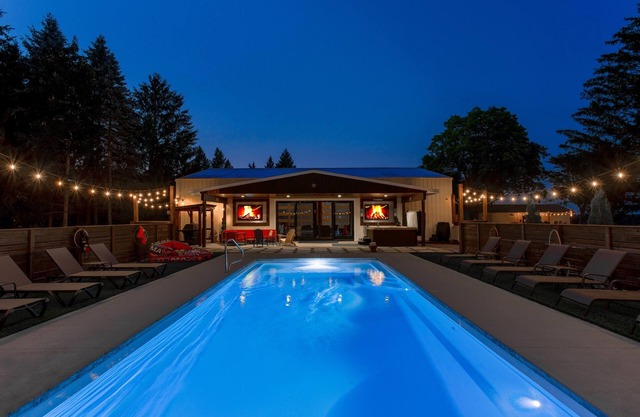 70's Lodge TC | Lg Group Private Retreat Home