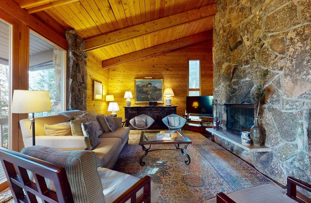 70's style home near Village with private hot tub & fireplace - dog-friendly