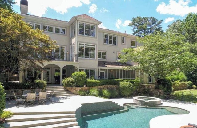 7000 sf: 5 king/1 queen/7 single beds, heated pool/spa, designer furnishings
