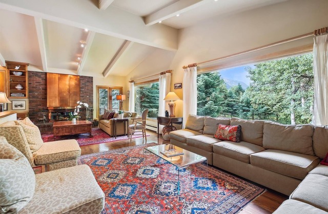 7BR Aspen Estate – Mountain Views, Hot Tub & Fireplaces!